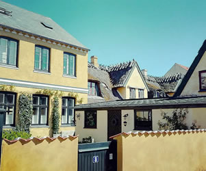 Gelbes Haus und Gasse im dänischen Dragør