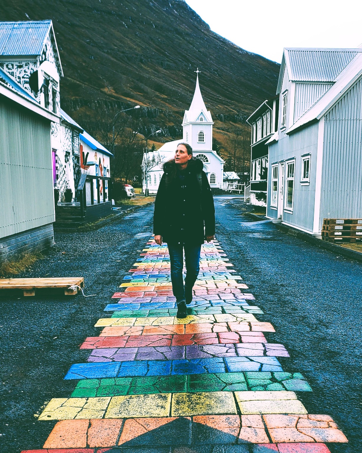 Anne Nørdby auf der Regenbogenstraße in Seyðisfjörður