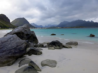 Felsiger Strand mit türkisblauem Wasser auf den Lofoten